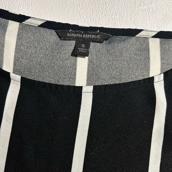 Banana Republic Vertical Stripe Blouse | Black & White | Size Small - Picture 4 of 4